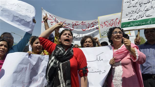 Des avocats pakistanais ont manifesté dans les rues de Lahore, mardi, pour dénoncer l'attentat survenu dimanche. Des avocats pakistanais ont manifesté dans les rues de Lahore, mardi, pour dénoncer l'attentat survenu dimanche.