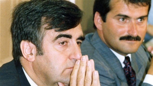 Jean Lapierre en compagnie de Lucien Bouchard lors d'un point de presse, le 17 septembre 1990.