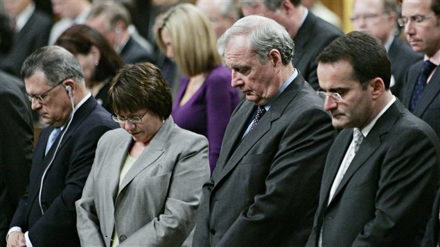Jean Lapierre en 2005 au côté de Paul Martin lors d'un moment de recueillement aux Communes en mémoire de Chuck Cadman. Jean Lapierre en 2005 au côté de Paul Martin lors d'un moment de recueillement aux Communes en mémoire de Chuck Cadman.