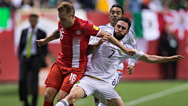Scott Arfield et Miguel Layun se disputent le ballon Scott Arfield et Miguel Layun se disputent le ballon