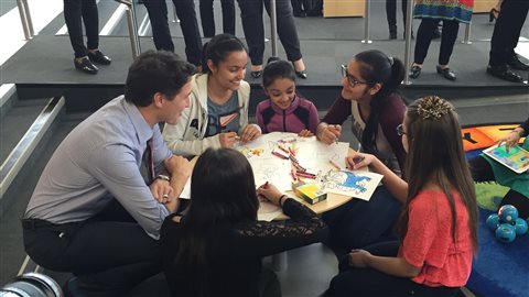 Justin Trudeau a rencontré mercredi des familles albertaines à la bibliothèque municipale d'Edmonton. Justin Trudeau a rencontré mercredi des familles albertaines à la bibliothèque municipale d'Edmonton.