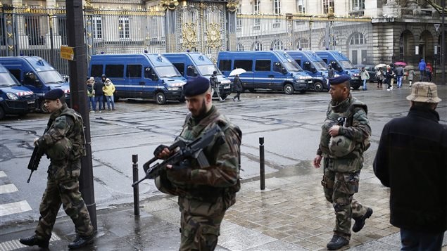 Des soldats français patrouillent à l’extérieur du palais de justice de Paris alors que le Français Reda Kriket est interrogé. Des soldats français patrouillent à l’extérieur du palais de justice de Paris alors que le Français Reda Kriket est interrogé.