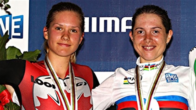 Anastasia Chulkova médaillée d'or (à droite) et la Canadienne Jasmin Glaesser, médaillée d'argent aux mondiaux de 2012 Anastasia Chulkova médaillée d'or (à droite) et la Canadienne Jasmin Glaesser, médaillée d'argent aux mondiaux de 2012
