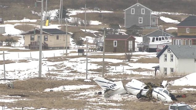 Carcasse de l'avion près des maisons.