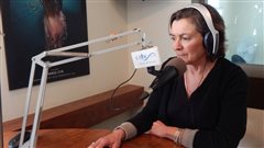 La journaliste Hélène Fauteux devant son micro durant la minute de silence La journaliste Hélène Fauteux devant son micro durant la minute de silence
