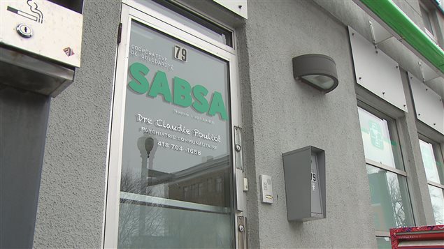 Photo de l'entrée : SABSA en grandes lettres vertes sur une porte de verre. Elle est dans le même bâtiment qu'une pharmacie au coin Charest Est et Langelier.