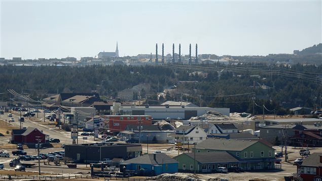 La centrale thermique des Îles-de-la-Madeleine et l'église de La Vernière en arrière plan.