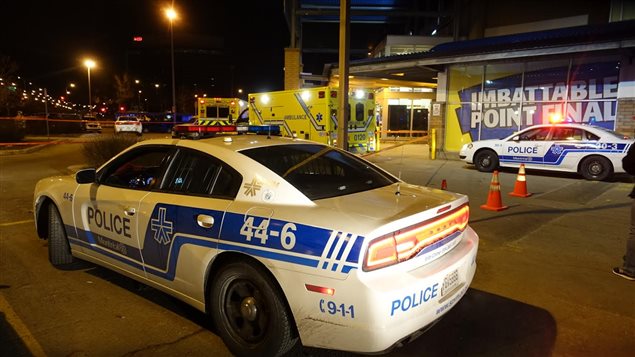 Les policiers du SPVM ont installé un large périmètre de sécurité autour du supermarché où a eu lieu l'agression. Les policiers du SPVM ont installé un large périmètre de sécurité autour du supermarché où a eu lieu l'agression.