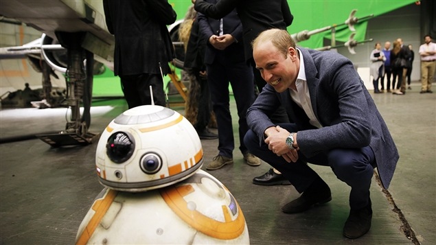Le prince William sourit au droïde BB-8 Le prince William sourit au droïde BB-8