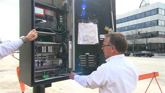 L'intérieur d'un des nombreux coffrets bruns au pied des feux de signalisation est truffé d'outils technologiques qui récoltent des données. Plusieurs possèdent des capteurs qui détectent les appareils Bluetooth des automobilistes. L'intérieur d'un des nombreux coffrets bruns au pied des feux de signalisation est truffé d'outils technologiques qui récoltent des données. Plusieurs possèdent des capteurs qui détectent les appareils Bluetooth des automobilistes.