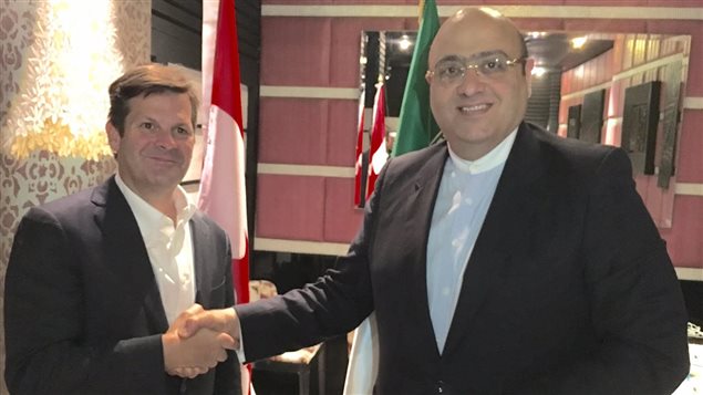 Pierre Beaudoin, président du CA de Bombardier, (à gauche) est à Téhéran. À droite un responsable iranien, non identifié.