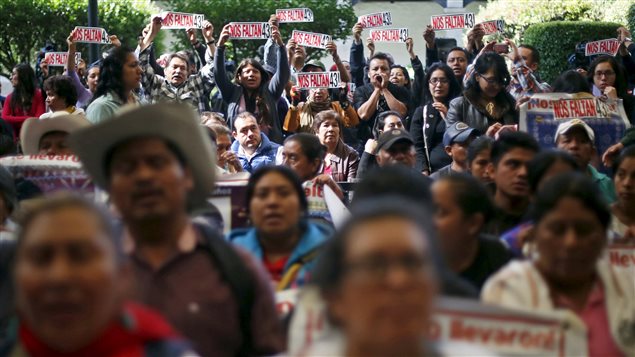 Beaucoup de Mexicains ont manifesté pendant la conférence de presse, avec à la main une affiche indiquant « Il nous en manque 43 ». Beaucoup de Mexicains ont manifesté pendant la conférence de presse, avec à la main une affiche indiquant « Il nous en manque 43 ».