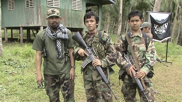 Des membres d’Abou Sayyaf dans leur camp d’entraînement sur l’île de Mindanao, dans le sud des Philippines. Des membres d’Abou Sayyaf dans leur camp d’entraînement sur l’île de Mindanao, dans le sud des Philippines.