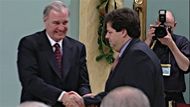 Mauril Bélanger accède en 2003 au cabinet de Paul Martin. Mauril Bélanger accède en 2003 au cabinet de Paul Martin.