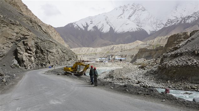 Des travailleurs regardent une route en construction en Chine. Des travailleurs regardent une route en construction en Chine.