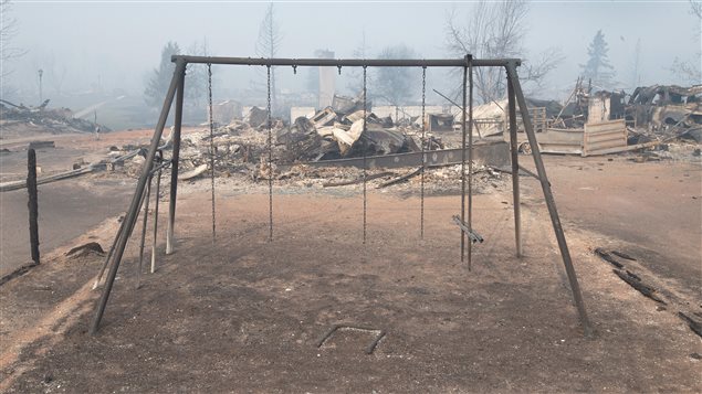 Des balançoires détruites par les flammes à Fort McMurray Des balançoires détruites par les flammes à Fort McMurray