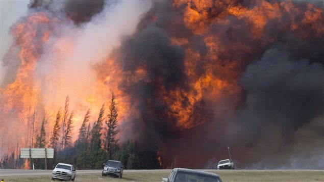 Une énorme boule de feu embrase la forêt à 16 km au sud de Fort McMurray samedi 7 mai, 2016 Une énorme boule de feu embrase la forêt à 16 km au sud de Fort McMurray samedi 7 mai, 2016