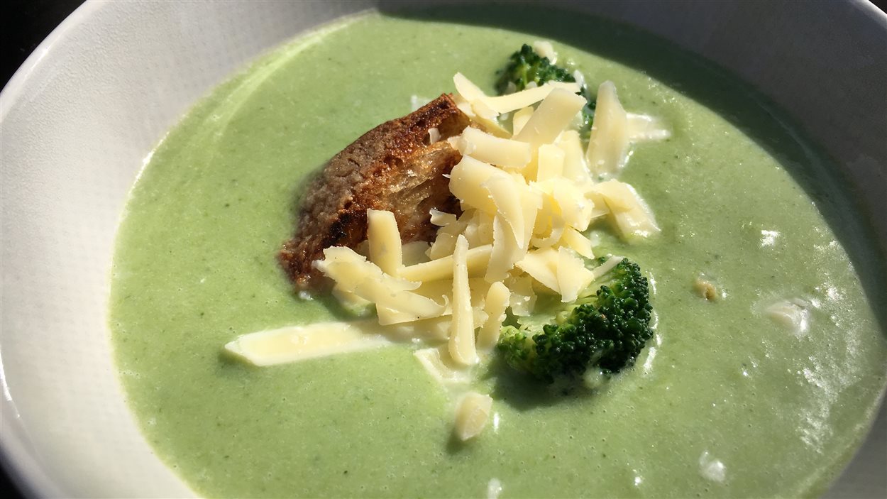 Une recette de soupe au brocoli et au cheddar