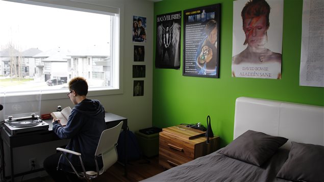 David James dans sa chambre David James dans sa chambre