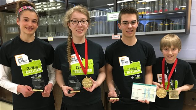 De gauche à droite, Marion Thénault, Marianne Drolet-Sénéchal, Nicolas Gagnon et Olivier Blais. Quatre jeunes de l'Estrie qui se sont illustrés à la finale provinciale de l'Expo-sciences. De gauche à droite, Marion Thénault, Marianne Drolet-Sénéchal, Nicolas Gagnon et Olivier Blais. Quatre jeunes de l'Estrie qui se sont illustrés à la finale provinciale de l'Expo-sciences.