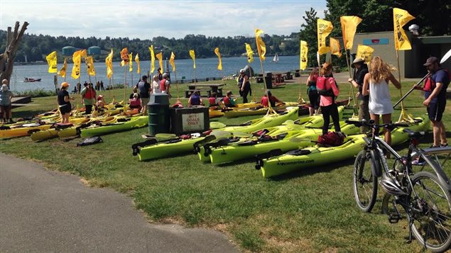 Des activistes-kayakistes se sont rassemblés contre le projet Trans Mountain de Kinder Morgan au parc Cates à North Vancouver. Des activistes-kayakistes se sont rassemblés contre le projet Trans Mountain de Kinder Morgan au parc Cates à North Vancouver.