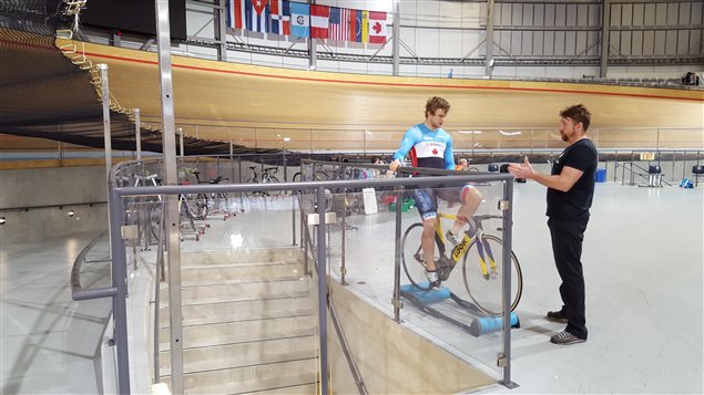 Hugo Barrette reçoit des conseils lors de son entraînement au vélodrôme de Milton.
