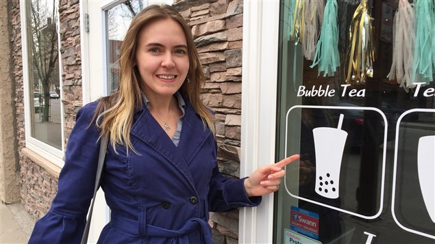 Marie-Claire Khadij à côté d'un de ses restaurants préférés à Moose Jaw Marie-Claire Khadij à côté d'un de ses restaurants préférés à Moose Jaw