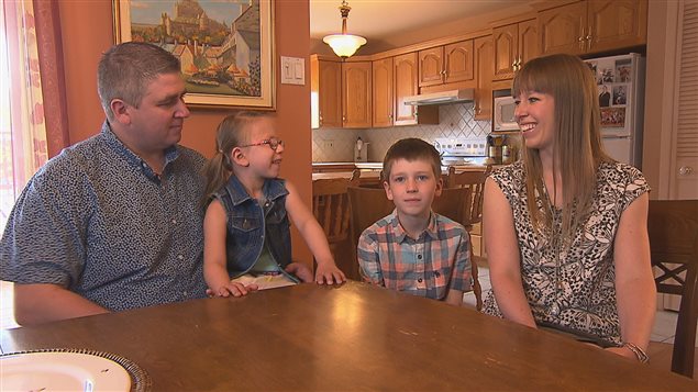 La petite Violette Proulx entourée de sa famille La petite Violette Proulx entourée de sa famille