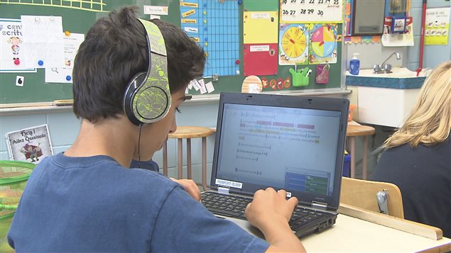 Des enfants présentant un trouble du langage dans une salle de classe Des enfants présentant un trouble du langage dans une salle de classe