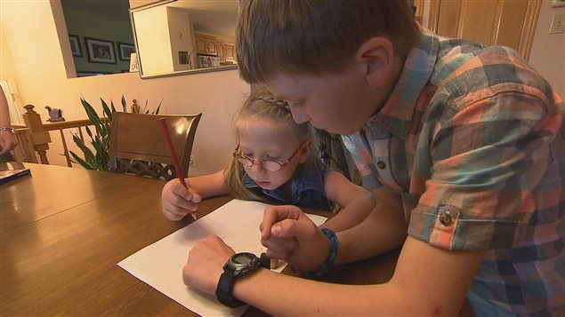 Violette Proulx fait des exercices de dessins avec son frère Violette Proulx fait des exercices de dessins avec son frère