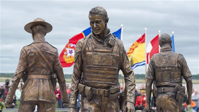PC_160604_1b2n3_monument-policiers-monct