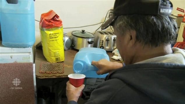 Plusieurs communautés autochtones au Canada font face à des problèmes d'eau potable. Plusieurs communautés autochtones au Canada font face à des problèmes d'eau potable.