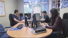 Jeunes cerveaux en plein travail au TechnoCentre éolien de Gaspé.