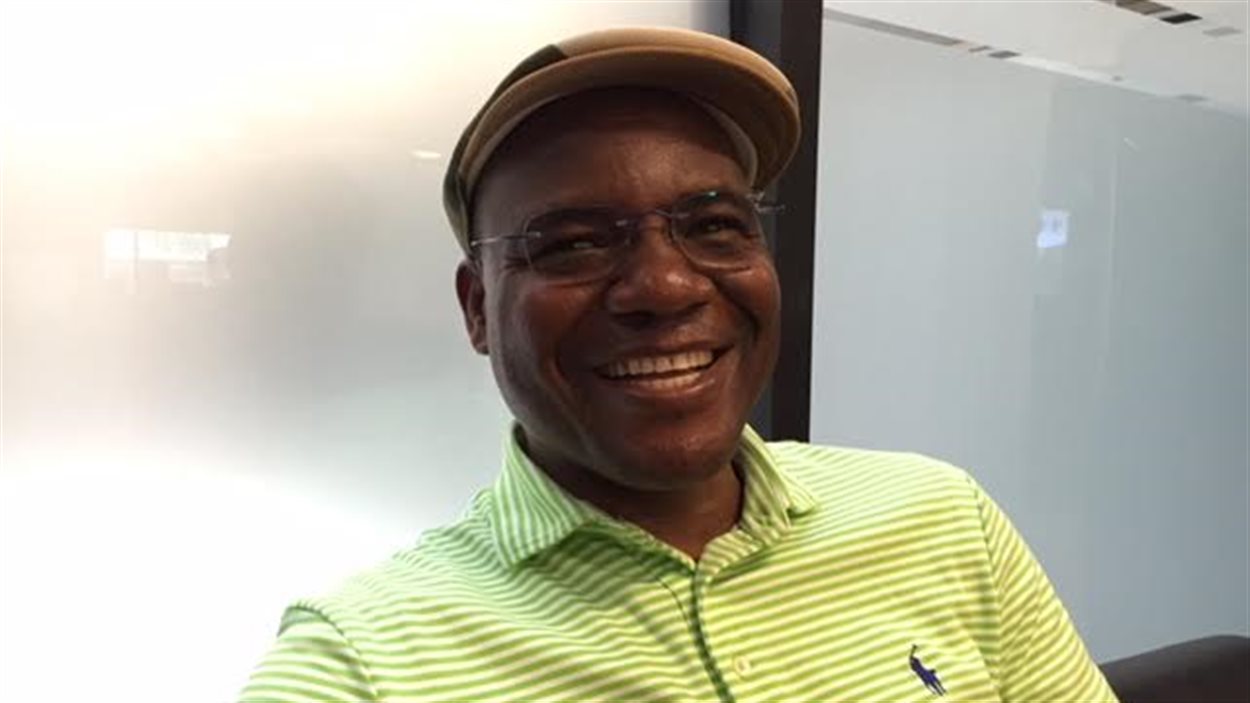 Michel Ziriga, dans nos studios Radio-Canada à Saskatoon