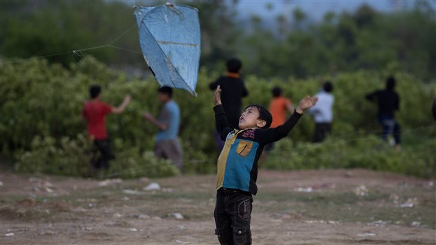 Un enfant afghan réfugié en banlieue d'Islamabad, au Pakistan, fait voler un cerf-volant. Un enfant afghan réfugié en banlieue d'Islamabad, au Pakistan, fait voler un cerf-volant.