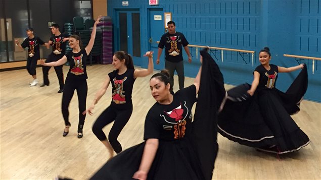 Les membres du ballet folklorique Aztlàn en pleine répétition Les membres du ballet folklorique Aztlàn en pleine répétition