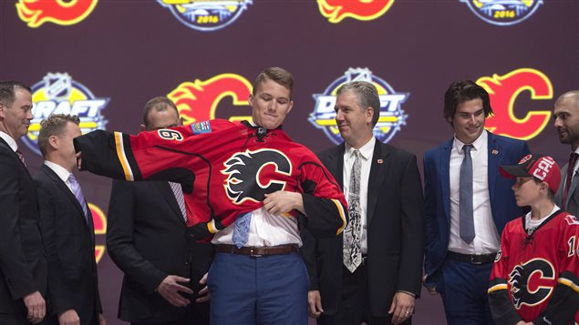 Avec le sixième choix du premier tour, les Flames sélectionnent Matthew Tkachuk des Knights de London Avec le sixième choix du premier tour, les Flames sélectionnent Matthew Tkachuk des Knights de London