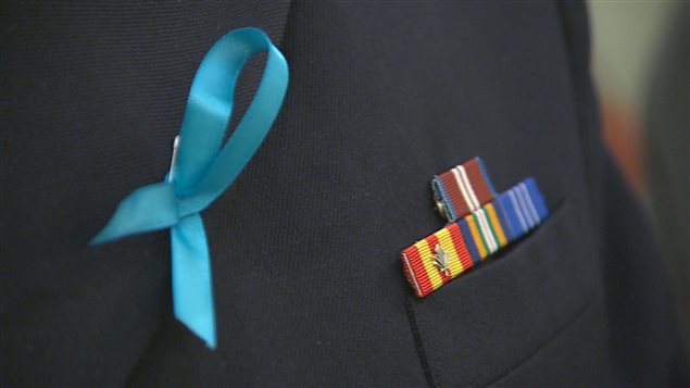 Le ruban couleur sarcelle symbolisera cette journée de sensibilisation au trouble post-traumatique. Le ruban couleur sarcelle symbolisera cette journée de sensibilisation au trouble post-traumatique.