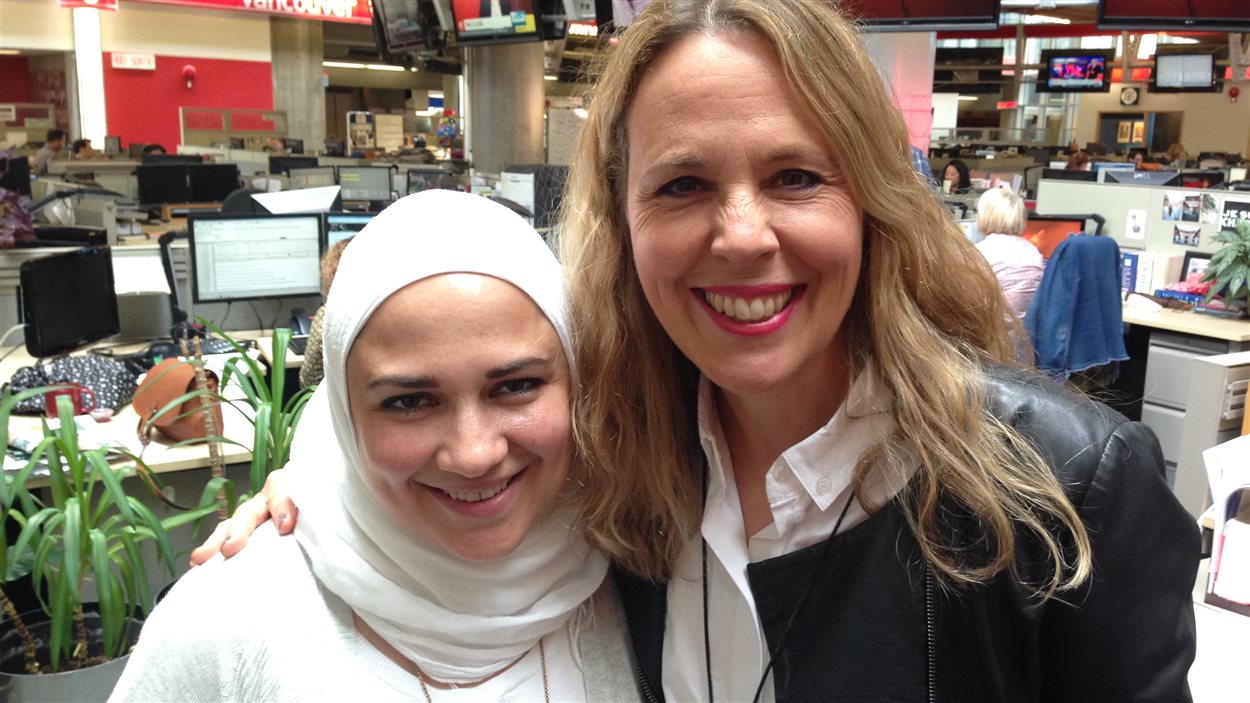 Notre invité syrienne Nour Enayeh dans les studios Radio-Canada à Vancouver.