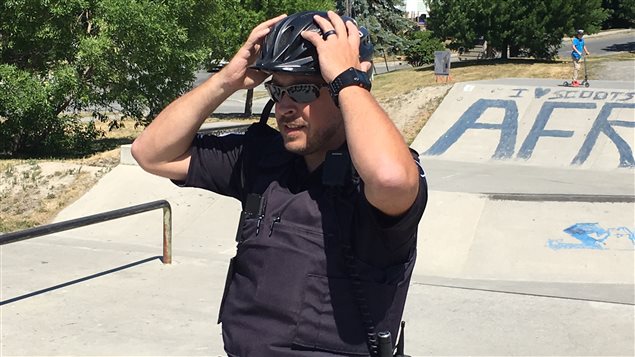 Un policier démontre l'importance du port du casque. Un policier démontre l'importance du port du casque.