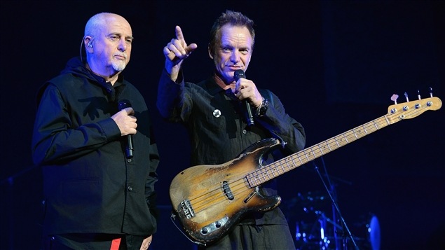 Peter Gabriel et Sting lors de la tournée « Roche, papier, ciseau » Peter Gabriel et Sting lors de la tournée « Roche, papier, ciseau »