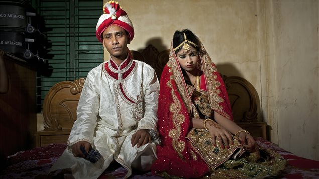 Mohammad Hasamur Rahman, 32 ans, pose avec sa nouvelle épouse, Nasoin Akhter, 15 ans, à Manikgani, au Bangladesh.