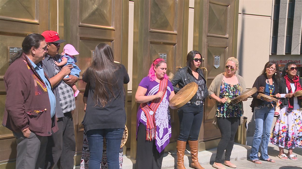 Un petit groupe de proches de Joey English s'est rassemblé devant la Cour du Banc de la Reine jeudi à Calgary.