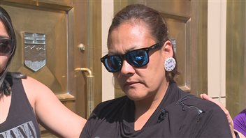 Stephanie English, la mère de Joey English, était devant la Cour du Banc de la Reine à Calgary jeudi. Stephanie English, la mère de Joey English, était devant la Cour du Banc de la Reine à Calgary jeudi.