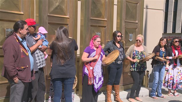 Un petit groupe de proches de Joey English s'est rassemblé devant la Cour du Banc de la Reine jeudi à Calgary. Un petit groupe de proches de Joey English s'est rassemblé devant la Cour du Banc de la Reine jeudi à Calgary.
