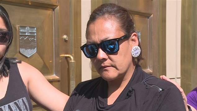 Stephanie English, la mère de Joey English, était devant la Cour du Banc de la Reine à Calgary jeudi. Stephanie English, la mère de Joey English, était devant la Cour du Banc de la Reine à Calgary jeudi.