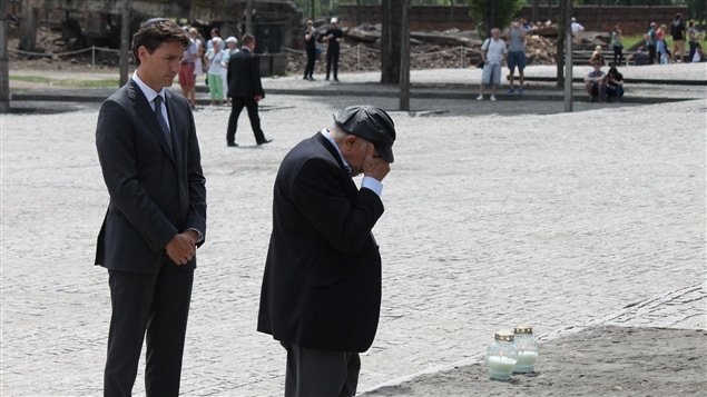 Un fil de discussion en mémoire des millions de victimes des nazis - Page 14 160710_ad7vi_auschwitz-trudeau-lampion_sn635