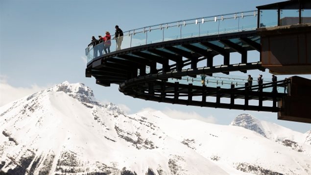 Le Glacier Skywalk, une attraction touristique privée dans le parc national Banff. Le Glacier Skywalk, une attraction touristique privée dans le parc national Banff.