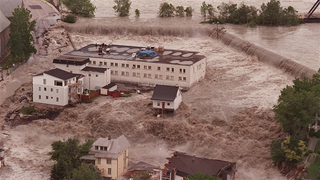 Vue aérienne de l'état des inondations lors du déluge de 1996 dans la région du Saguenay Vue aérienne de l'état des inondations lors du déluge de 1996 dans la région du Saguenay