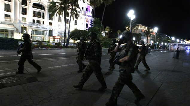 La police patrouille le centre-ville de Nice après l'attentat.